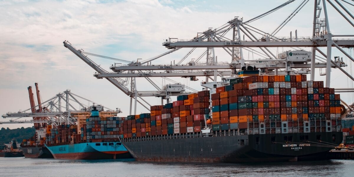 Barcos cargados con contenedores para importar a México vía marítima