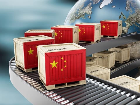 cajas de madera, estampadas con la bandera de China, corriendo en una banda transportadora