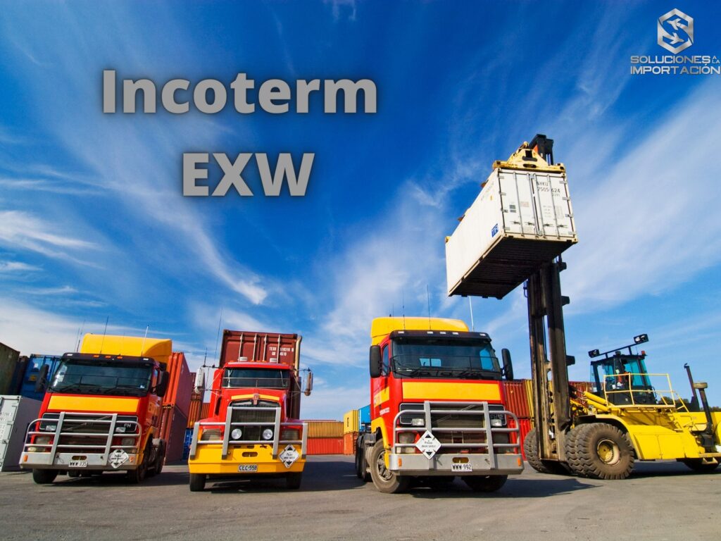 Se ven unos camiones esperando a que una grua carge en sus plataformas contenedores y se lle la palabra Incortem EXW y el logo de Soluciones a la Importación