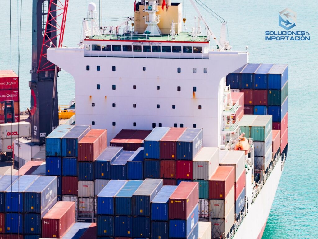 Un buque carguero con muchos contenedores para importar